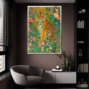 Pu&ograve; includere: Stampa artistica incorniciata con una tigre in un vivace sfondo floreale. La tigre ha strisce arancioni e nere. L'opera d'arte &egrave; esposta in una stanza con una moderna sedia grigia e una parete marrone scuro.