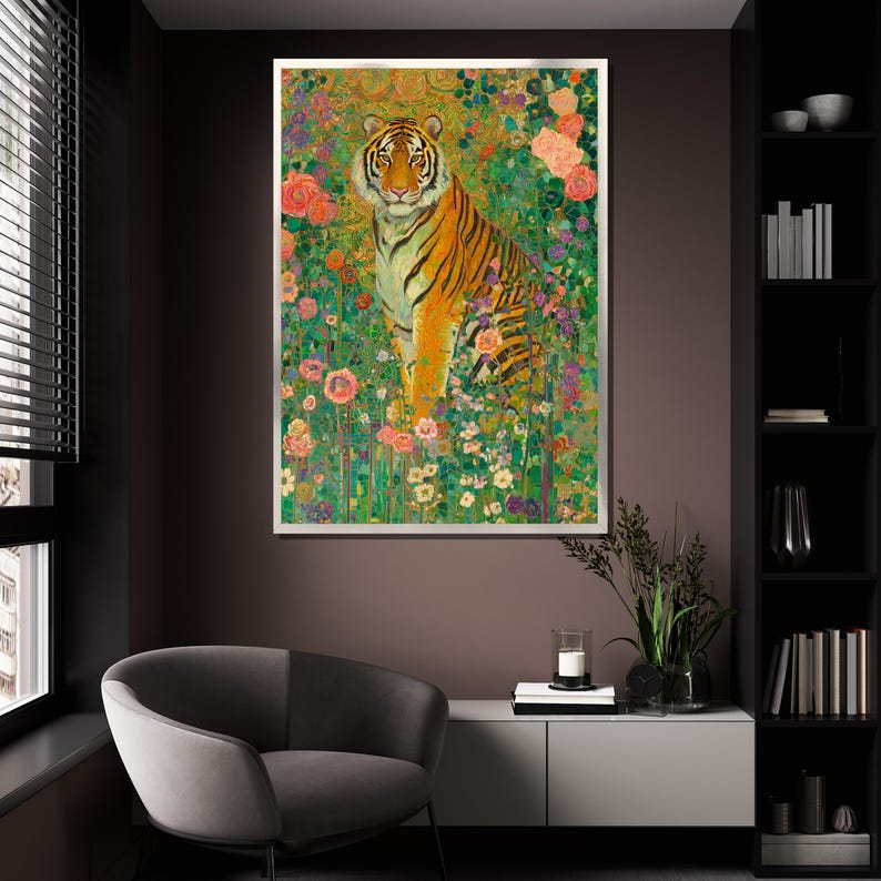 Pu&ograve; includere: Stampa artistica incorniciata con una tigre in un vivace sfondo floreale. La tigre ha strisce arancioni e nere. L'opera d'arte &egrave; esposta in una stanza con una moderna sedia grigia e una parete marrone scuro.
