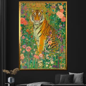 Pu&ograve; includere: Stampa artistica incorniciata raffigurante una tigre in un vivace giardino fiorito. La tigre ha strisce arancioni e nere, con uno sfondo dorato e una variet&agrave; di fiori colorati. L'opera d'arte &egrave; in una cornice dorata.