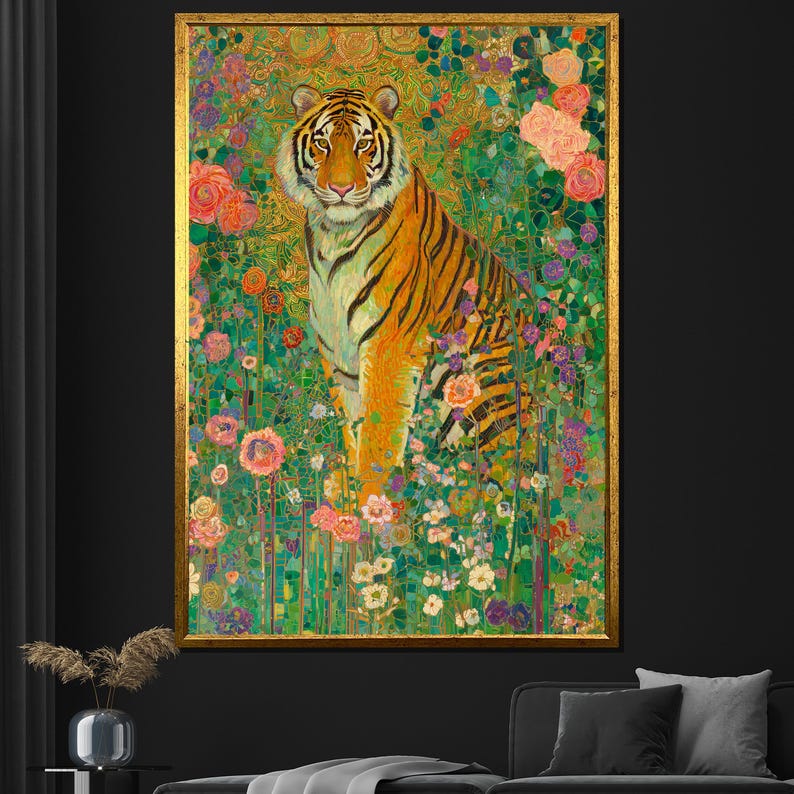 Pu&ograve; includere: Stampa artistica incorniciata raffigurante una tigre in un vivace giardino fiorito. La tigre ha strisce arancioni e nere, con uno sfondo dorato e una variet&agrave; di fiori colorati. L'opera d'arte &egrave; in una cornice dorata.
