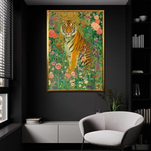 Pu&ograve; includere: Stampa artistica incorniciata con una tigre in un giardino fiorito. La tigre ha strisce arancioni e nere, con una cornice dorata. L'opera d'arte &egrave; ricca di verdi, rosa e viola, creando una scena vibrante e dettagliata.