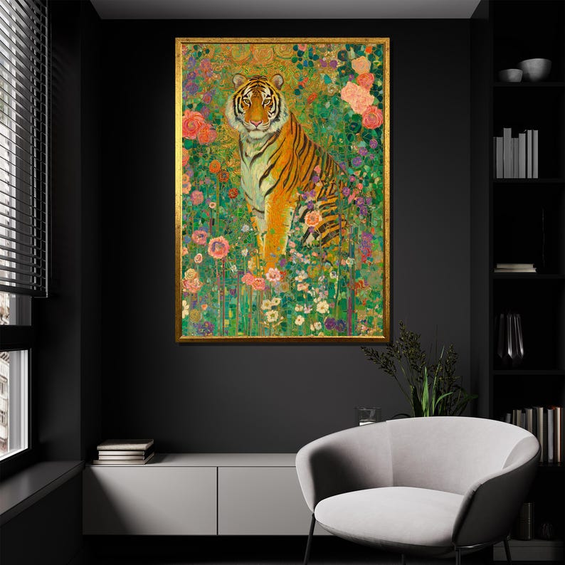 Pu&ograve; includere: Stampa artistica incorniciata con una tigre in un giardino fiorito. La tigre ha strisce arancioni e nere, con una cornice dorata. L'opera d'arte &egrave; ricca di verdi, rosa e viola, creando una scena vibrante e dettagliata.