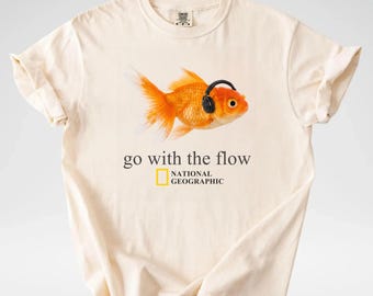 Camiseta Comfort Colors® Go With The Flow Goldfish, camiseta con estética de revista de naturaleza vintage, camiseta gráfica estilo streetwear, camiseta gráfica estilo años 90