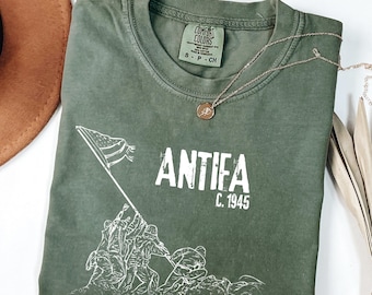 Comfort Colors® ANTIFA c. 1945 Tシャツ - 愛国的な反ファシスト自由Tシャツ - 反ファシスト政治スウェットシャツ