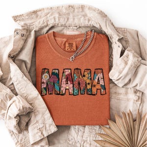 Camisa Comfort Colors® para mamá con letras florales, camiseta con estampado bohemio para mamá, regalo vintage para el Día de la Madre, un regalo encantador para las mamás.