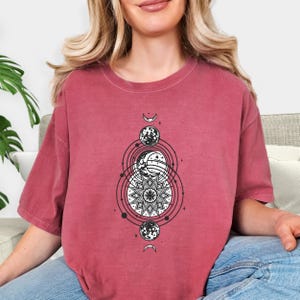 Chemise phases de lune mandala céleste Comfort Colors® • T-shirt astrologie boho spirituel • T-shirt déesse lunaire • Cadeau carte des étoiles sorcières pour elle
