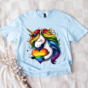 Niedliches Regenbogen Einhorn Pride Shirt LGBTQ Love Tee - wunderliches Pastell Einhorn mit Herz, weiches grafisches Geschenk für Kinder, Verbündete oder Pride Parade