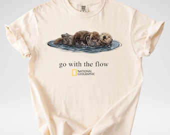 Comfort Colors® ヴィンテージ Go With The Flow カワウソ ナショナルジオグラフィック Tシャツ、おもしろ動物Tシャツ