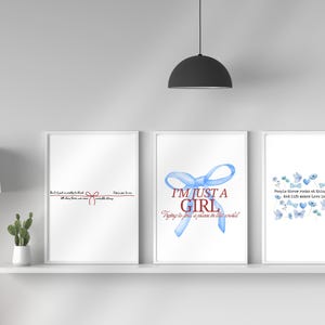 Puede incluir: Tres impresiones de arte de pared imprimibles con lazos azules de acuarela y citas inspiradoras. La primera impresión dice "Pero es tan bonito pensar que todo el tiempo había una pequeña cuerda." La segunda impresión dice "Solo soy una chica que intenta encontrar su lugar en este mundo." La tercera impresión dice "La gente tira piedras a las cosas que brillan y la vida hace que el amor parezca difícil."