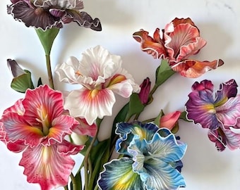 Arreglo floral de iris de seda: decoración floral colorida para la mesa
