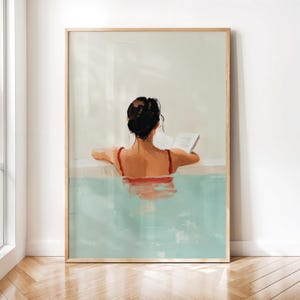 Könnte beinhalten: Ein Gemälde einer Person in einem roten Badeanzug, die ein Buch liest, während sie in einem Pool mit Wasser schwimmt. Das Wasser ist hellblau und die Haare der Person sind dunkelbraun.
