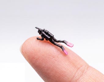 Mini Diver Figurine – Handmade Ocean Resin Diver, Unique Desk Decor, Deep Sea Inspired Gift