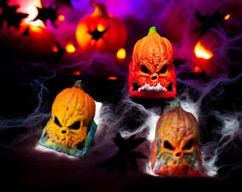 Puede incluir: Una imagen temática de Halloween con varias pequeñas decoraciones en forma de calabaza naranja con caras amenazantes. Las calabazas se colocan sobre un fondo de luces moradas y naranjas, telarañas y siluetas de murciélagos, creando una atmósfera espeluznante.