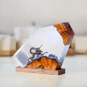 Alien Creature Resin Lamp: Sci-Fi Horror Decor, Intergalactic Monster Light