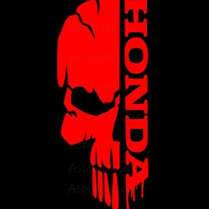 Könnte beinhalten: Rote Grafik eines Schädels mit dem Wort HONDA in vertikalem Text auf schwarzem Hintergrund. Das Schädeldesign ist stilisiert und gesprungen, mit dem HONDA-Text auf der rechten Seite.