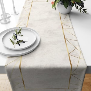 Peut inclure: Un chemin de table blanc avec un motif géométrique doré. Le chemin de table a une texture de lin subtile et est parfait pour ajouter une touche d'élégance à n'importe quelle table.