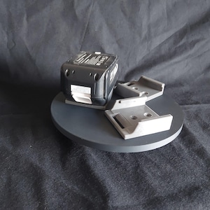 Practical wall mount for 18V Makita batteries