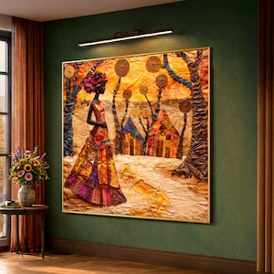 Puede incluir: Una obra de arte enmarcada representa a una mujer con un vestido colorido caminando por un paisaje con árboles y edificios estilizados. La obra de arte presenta una paleta de colores cálidos con tonos dorados, naranjas y marrones, y está montada en una pared verde.