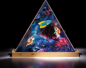 Astronaut Galaxy Pyramiden-Lampe: Handgemachter Resin LED Space Decor