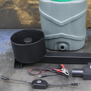 Peut inclure: Un réservoir d'eau en plastique gris avec un couvercle vert, un cadre en métal noir, un tuyau en plastique transparent avec un embout vert, un petit ventilateur noir, un adaptateur secteur noir, un variateur noir et divers câbles électriques.