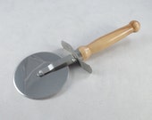 Pizza cutter with Apple wood handle