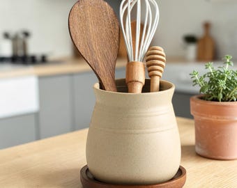 Juego de soportes de cerámica para utensilios, organizador de cocina rústico con base de madera natural.