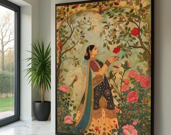 Puede incluir: Una obra de arte enmarcada que representa a una mujer con vestimenta tradicional india en medio de un jardín de rosas y follaje. La pintura presenta una paleta de colores de azules, amarillos y rojos, con detalles intrincados y un estilo clásico.