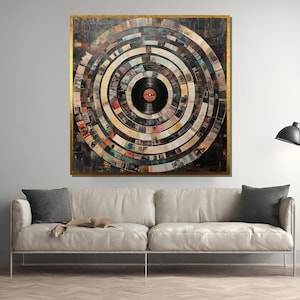 Puede incluir: Una pintura sobre lienzo cuadrado con un diseño circular de anillos concéntricos hechos de varios discos de vinilo de colores. El centro del diseño es un disco de vinilo negro con una etiqueta roja.
