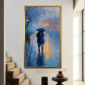 雨の中を歩くロマンチックなカップルのキャンバスアート - 青い傘と通りの反射が描かれた印象派の油絵風の壁装飾