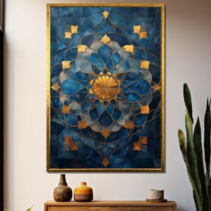 Puede incluir: Una impresión de arte abstracto enmarcada con un patrón geométrico azul y dorado. El patrón recuerda a un mandala con una forma de flor central.