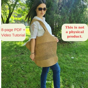 Puede incluir: Una mujer sostiene una gran bolsa de mano de crochet. La bolsa está hecha de una fibra natural y tiene un color marrón claro. El texto "8-page PDF + Video Tutorial" está en la esquina superior izquierda de la imagen. El texto "This is not a physical product." está en la esquina superior derecha de la imagen.