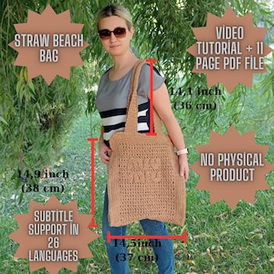 Könnte beinhalten: Eine braune gehäkelte Strohtasche für den Strand mit den Maßen 37 cm x 38 cm. Die Tasche wird von einer Person gehalten. Das Bild enthält den Text "STRAW BEACH BAG", "VIDEO TUTORIAL + 11 PAGE PDF FILE", "14.1 inch (36 cm)", "14.9 inch (38 cm)", "SUBTITLE SUPPORT IN 26 LANGUAGES", "14.5inch (37 cm)" und "NO PHYSICAL PRODUCT".