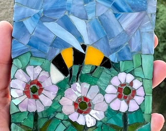 Décor en mosaïque artistique de colombes se baignant