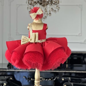 Elegancka czerwona sukienka na specjalne okazje, czerwona puszysta tiulowa sukienka ze złotą kokardą, sukienka imprezowa dla dziewczynek sypiących kwiaty, luksusowa sukienka na urodziny