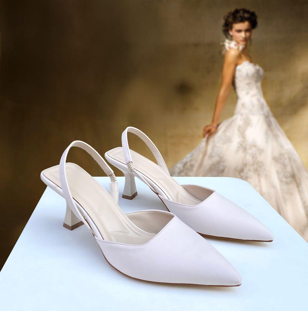 Scarpe con tacco a spillo in raso beige: eleganti décolleté da