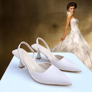 Klasyczne beżowe satynowe buty na obcasie typu slingback, szpilki ze szpiczastym noskiem, eleganckie i wygodne buty na wesela i formalne imprezy, buty na obcasie okazjonalnym