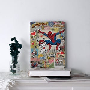 Könnte beinhalten: Ein farbenfrohes Notizbuch mit einer Collage aus Comic-Panels, die Spider-Man und Snoopy zeigen. Das Cover hat einen Vintage-Look mit Herzen und Sternen, und die Worte "Spider-Man" sind sichtbar.