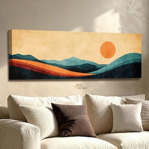 Könnte beinhalten: Ein rechteckiges Wandbild auf Leinwand mit einer Landschaftsdarstellung aus geschichteten Bergen in Blaugrün, Dunkelblau und Orange. Ein massiver orangefarbener Kreis, der die Sonne darstellt, befindet sich oben rechts. Der Text Worty Wall Art ist sichtbar.