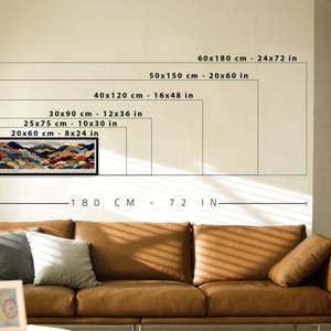Może przedstawiać: Oprawiony wydruk artystyczny z kolorowym krajobrazem g&oacute;rskim. Wydruk ma wymiary 20x60 cm (8x24 cale) i jest wyświetlany na ścianie z innymi opcjami rozmiaru. Na ścianie znajdują się r&oacute;wnież wymiary w calach i centymetrach.