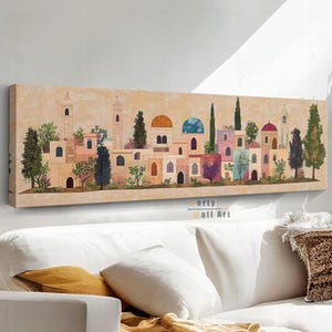 Pode incluir: Uma tela panorâmica que apresenta uma paisagem urbana mediterrânica estilizada com edifícios de pedra bege, portas em arco e cúpulas coloridas em tons de laranja, azul e vermelho, intercaladas com ciprestes verdes e arbustos.