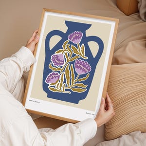 Impresión floral llamativa, póster de jarrón de cerámica índigo, decoración de pared con flores abstractas, póster floral moderno, decoración floral bohemia, regalo para el hogar.