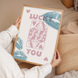 Lucky You-speelkaartposter | Retro print van de hartenkoningin | Esthetische lippen muurkunst | Trendy typografiedecor | Romantisch vintage cadeau