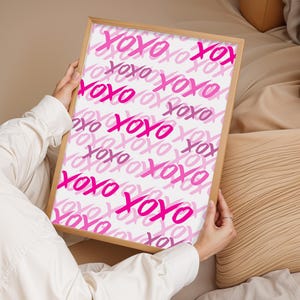 Arte de pared XOXO / Impresión estética rosa / Póster de tipografía de amor de moda / Decoración romántica encantadora / Arte de habitación preppy / Regalo femenino para San Valentín