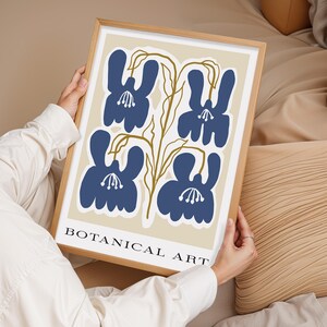 Impressão de parede com arte botânica, pôster de flor azul-marinho, desenho moderno, decoração abstrata com plantas, pôster emoldurado, arte ousada, presente para casa