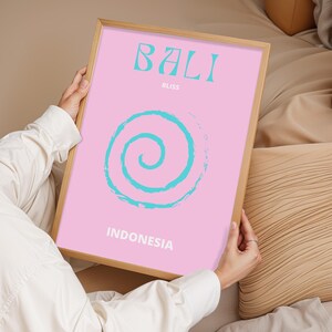 Arte mural Bali Bliss / Póster de viaje rosa y aguamarina / Impresión estética de Indonesia / Decoración costera tropical / Obra de arte retro inspirada en vacaciones