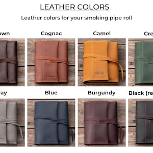 K&ouml;nnte beinhalten: Eine Sammlung von acht Leder-Pfeifenrollen in einer Rasteransicht, beschriftet mit den Farben: Braun, Cognac, Camel, Gr&uuml;n, Grau, Blau, Burgunderrot und Schwarz mit roten N&auml;hten. Jede Rolle verf&uuml;gt &uuml;ber einen umlaufenden Lederbandverschluss.