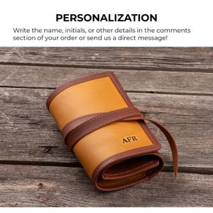 K&ouml;nnte beinhalten: Ein beigefarbenes Lederetui zum Aufrollen mit dunkelbraunen Kanten und einem passenden Lederbandverschluss. Der Text "AFR" ist auf der Vorderseite eingepr&auml;gt. Dar&uuml;ber steht der Text: "PERSONALIZATION Write the name, initials, or other details in the comments section of your order or send us a direct message!"