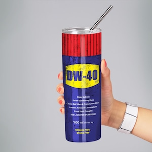 Op de afbeelding: Een roestvrijstalen beker met een rietje, met een ontwerp dat lijkt op een DW-40-blik. De beker is voornamelijk blauw met rode en gele accenten en bevat de tekst "DW-40". Hij bevat 600 ml vloeistof.