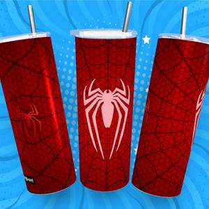 Pode incluir: Três copos de aço inoxidável vermelhos com um padrão de teia de aranha e um gráfico de aranha rosa. Os copos têm tampas e canudos.