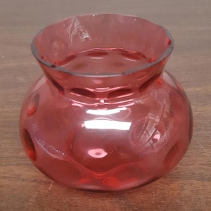 Vaso vintage in vetro rosso con motivo a pois